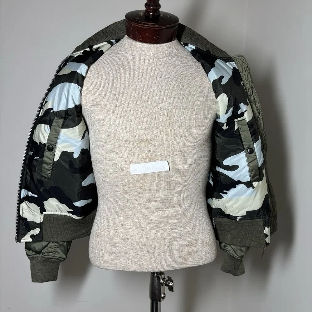 Sam zip up